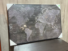 Cargar imagen en el visor de la galería, Cuadro mapa mundial negro fondo gris
