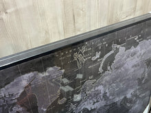 Cargar imagen en el visor de la galería, Cuadro mapa mundial negro fondo gris
